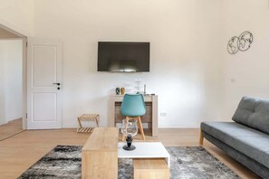 Smart TV, fireplace - Haifa Hadar Urban Grand Apartment by Shay’s Urban (Haifa)