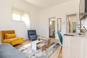 Smart TV, fireplace - Haifa Hadar Urban Grand Apartment by Shay’s Urban (Haifa)