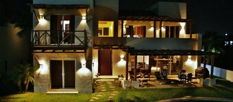 Luxury Ocean View Villa, Spacious 5bdrm, Private Pool, Easy Location