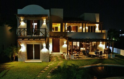 Luxury Ocean View Villa, Spacious 5bdrm, Private Pool, Easy Location