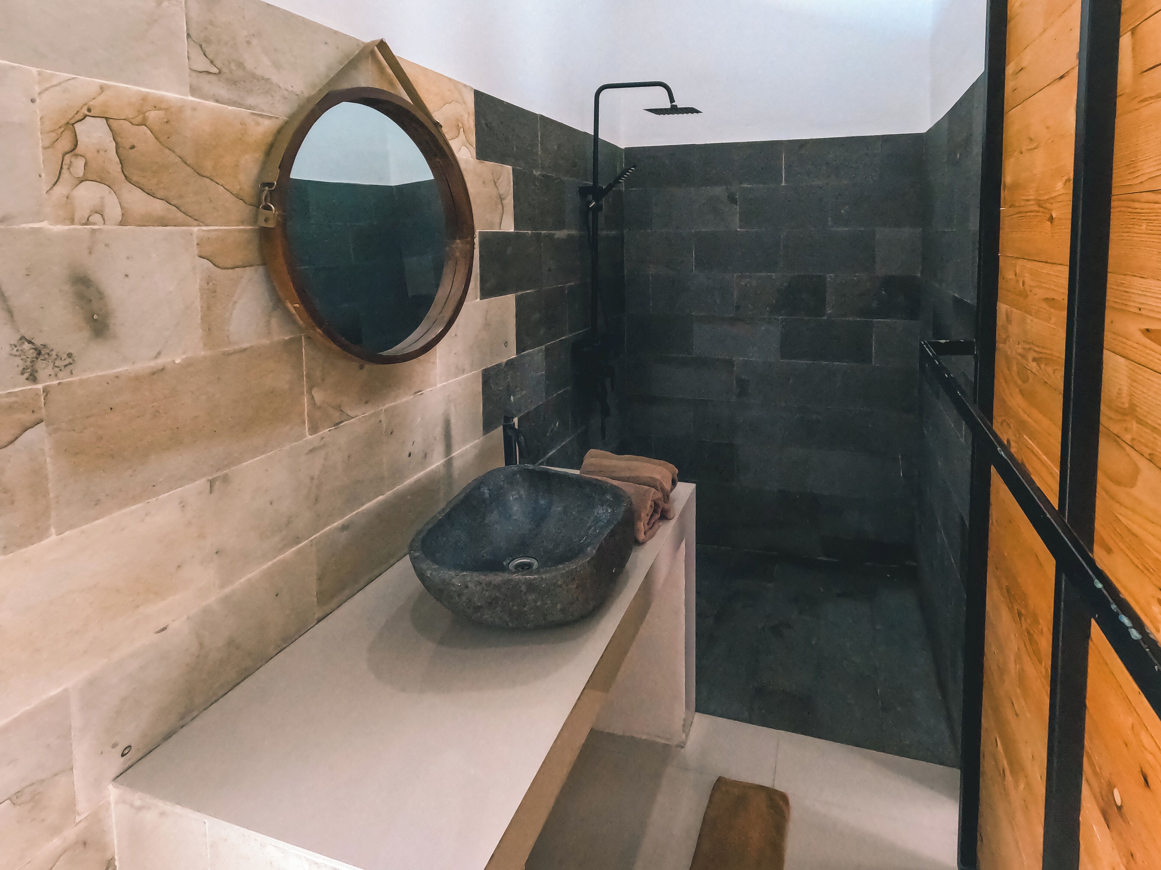 Shower, rainfall showerhead, free toiletries, towels