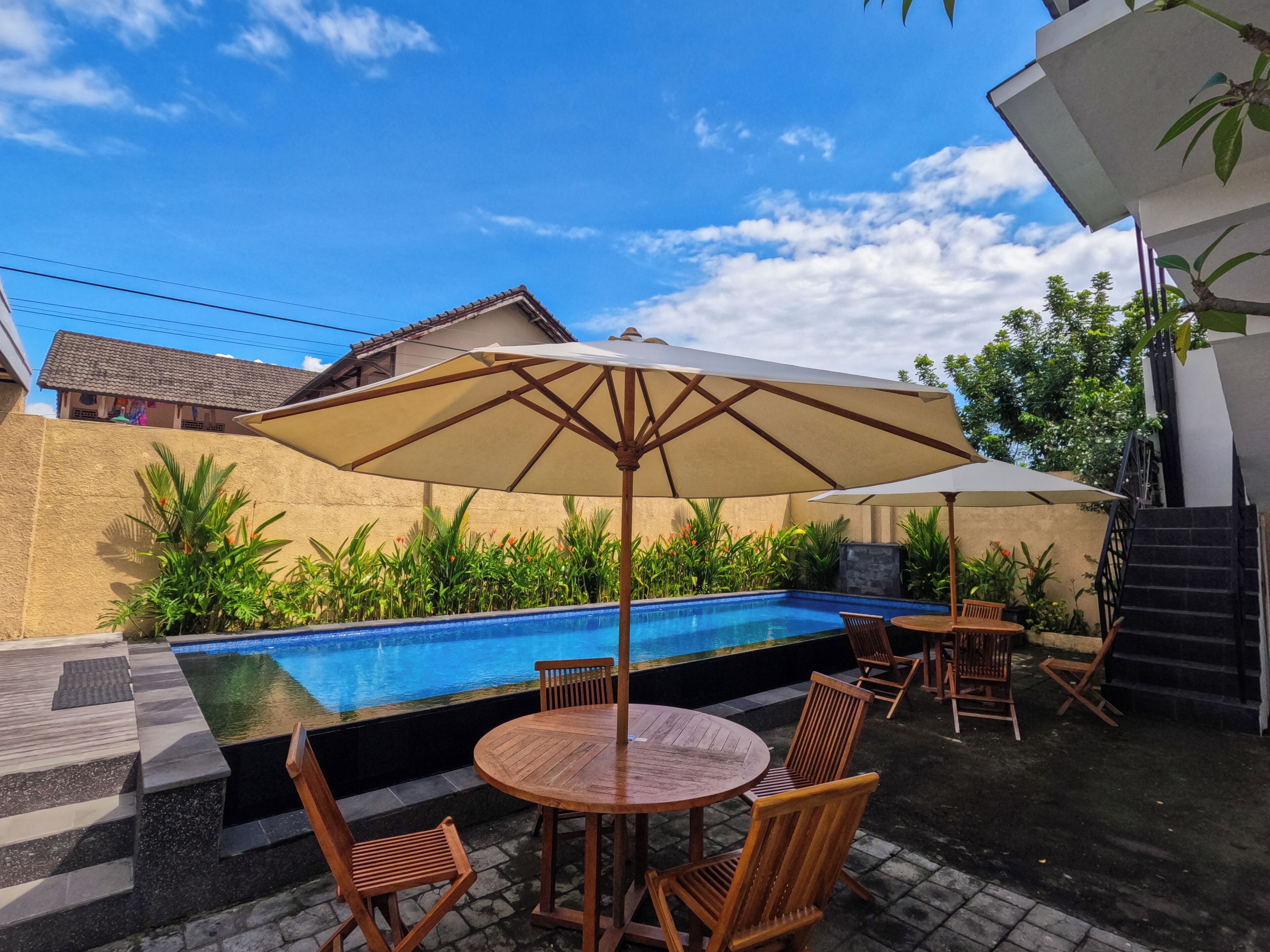 Una piscina al aire libre