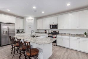 冷蔵庫、電子レンジ、オーブン、コンロ