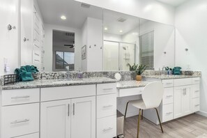 Douche, sèche-cheveux, serviettes fournies, papier toilette