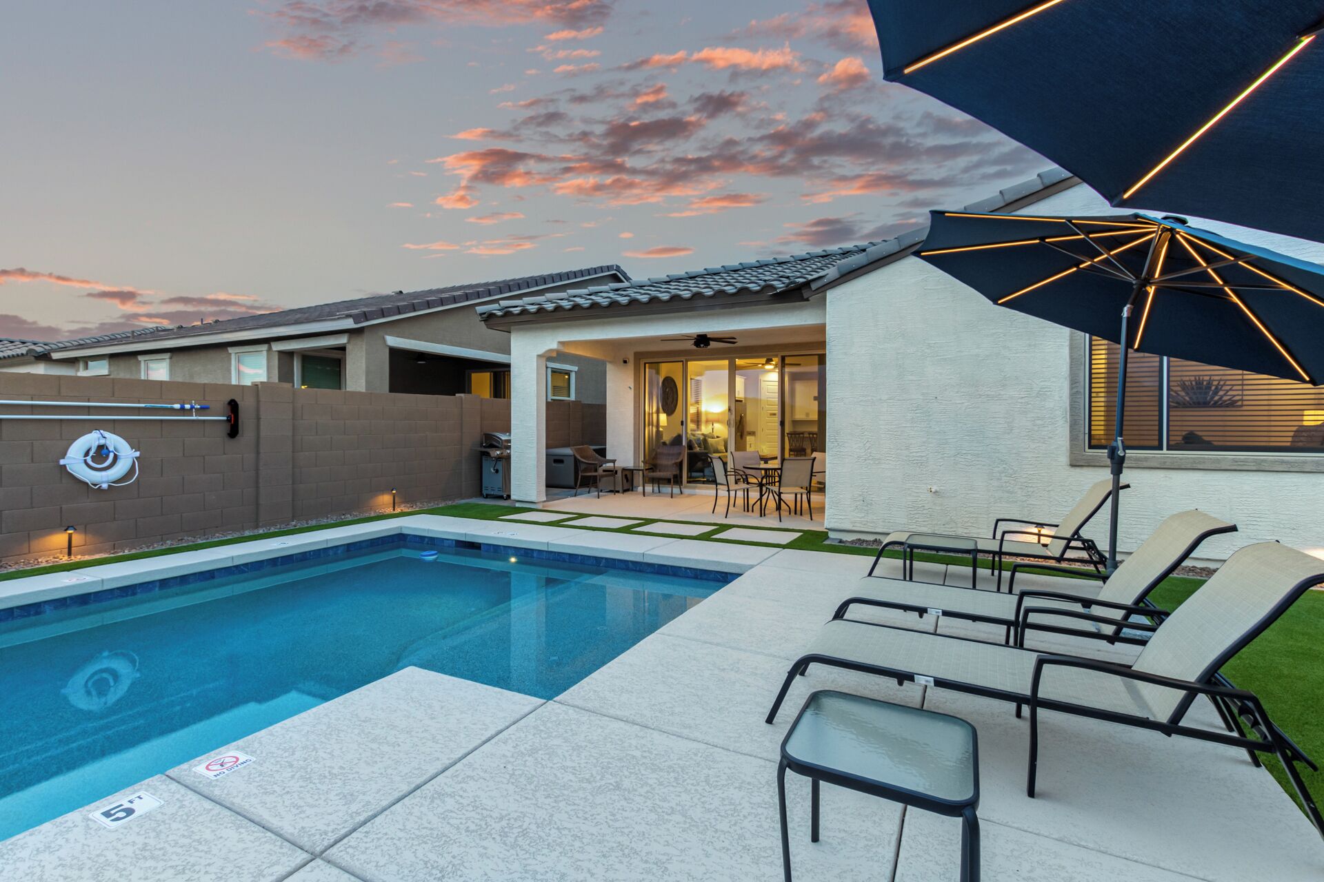 Utomhuspool och uppvärmd pool