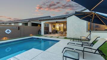 Utomhuspool och uppvärmd pool