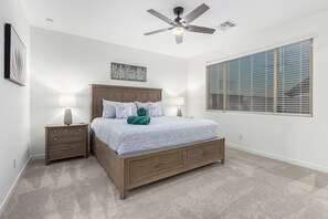 4 室のベッドルーム、デスク、アイロン / アイロン台、WiFi (無料)