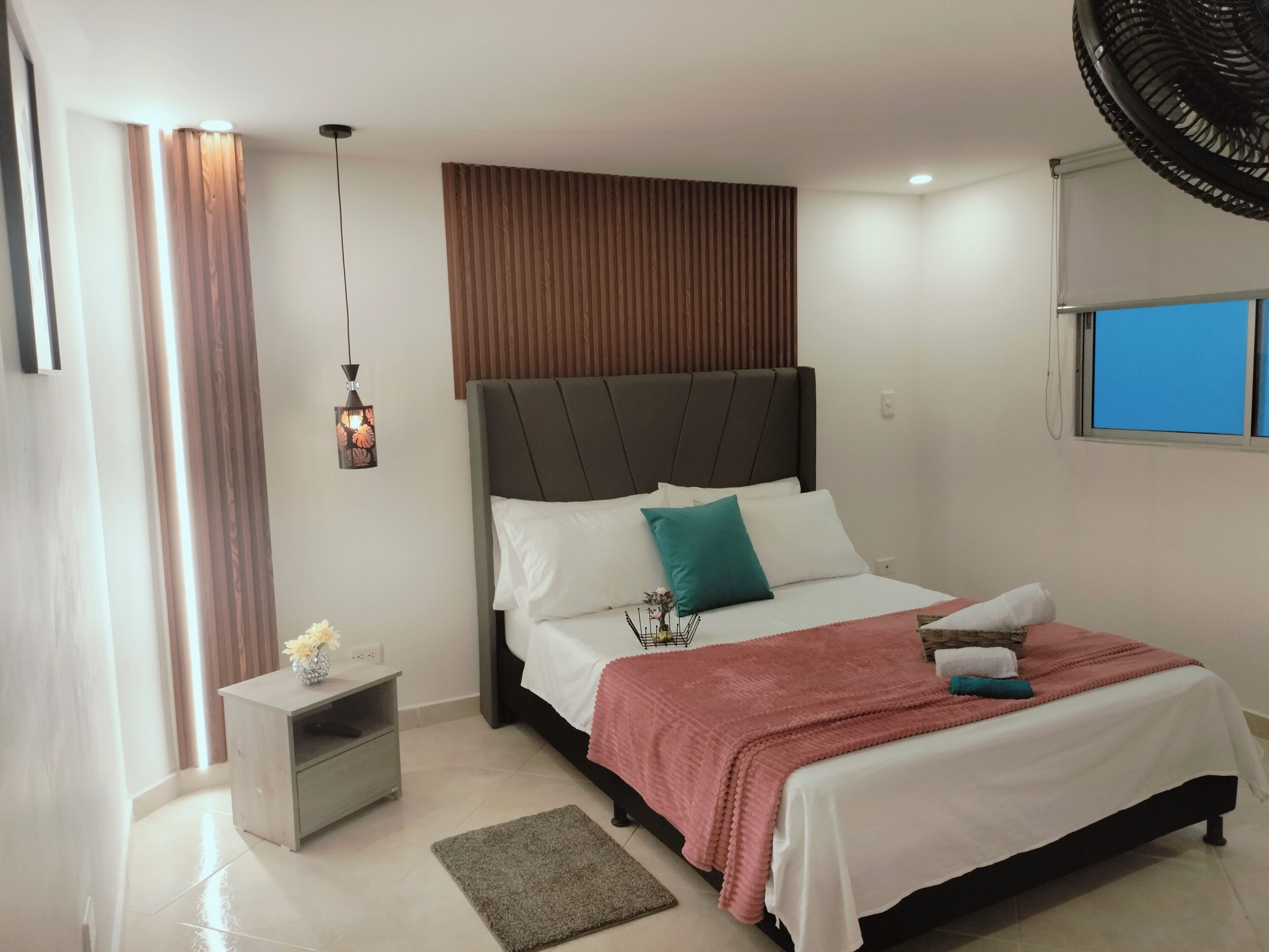 3 habitaciones, escritorio, tabla de planchar con plancha y wifi gratis 