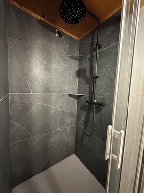 Een douche, een bubbelbad, een haardroger, zeep