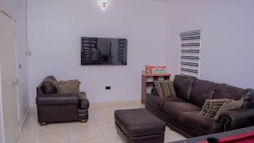 Apartamento | Zona de estar | Una televisión