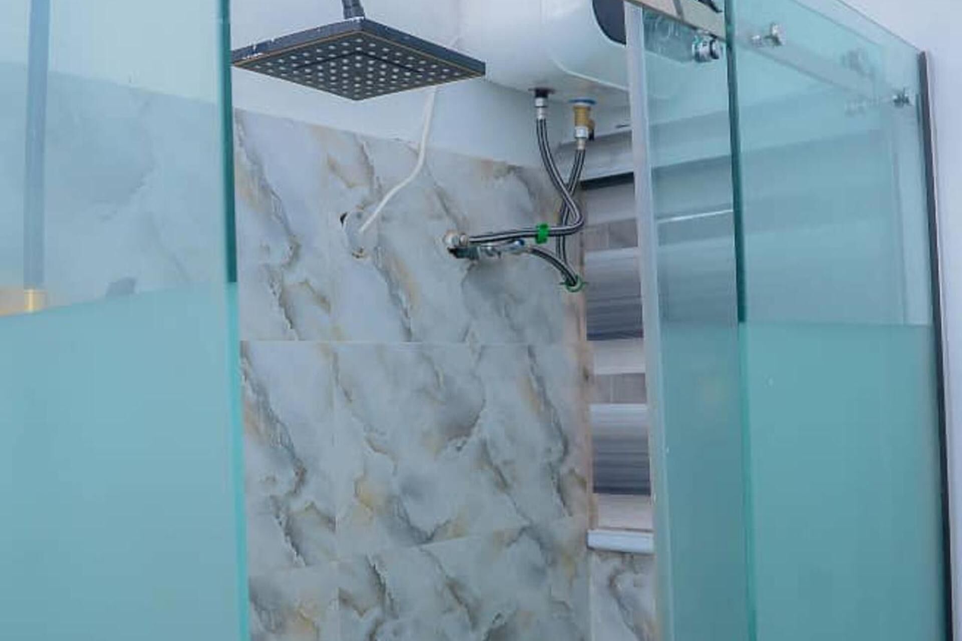 Douche, serviettes fournies, papier toilette