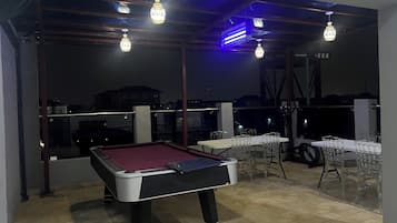 Apartamento | Restaurante al aire libre