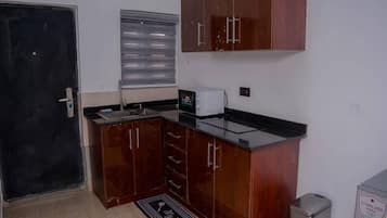 Apartamento | Cocina privada | Frigorífico, microondas, horno y hervidor eléctrico