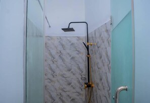 Apartamento | Banheiro | Chuveiro, secador de cabelo, toalhas de banho, papel higiênico