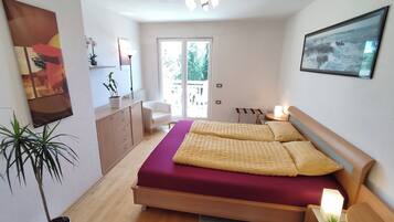1 habitación, tabla de planchar con plancha, cuna de viaje y wifi