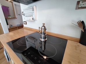 雪櫃、微波爐、焗爐、爐具