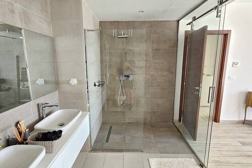 Elite-Villa | Badezimmer | Badewanne und Dusche (separat), Haartrockner, Hausschuhe, Handtücher