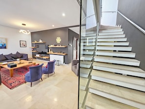 Vila superluxo, 3 quartos | Área de estar | TV de tela plana, monitores de computador, impressoras