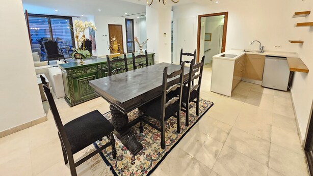 Una cocina moderna con comedor.