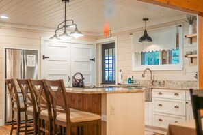 Fridge, microwave, oven, stovetop - The 1910 Farmhouse Lake Placid (Lake Placid)