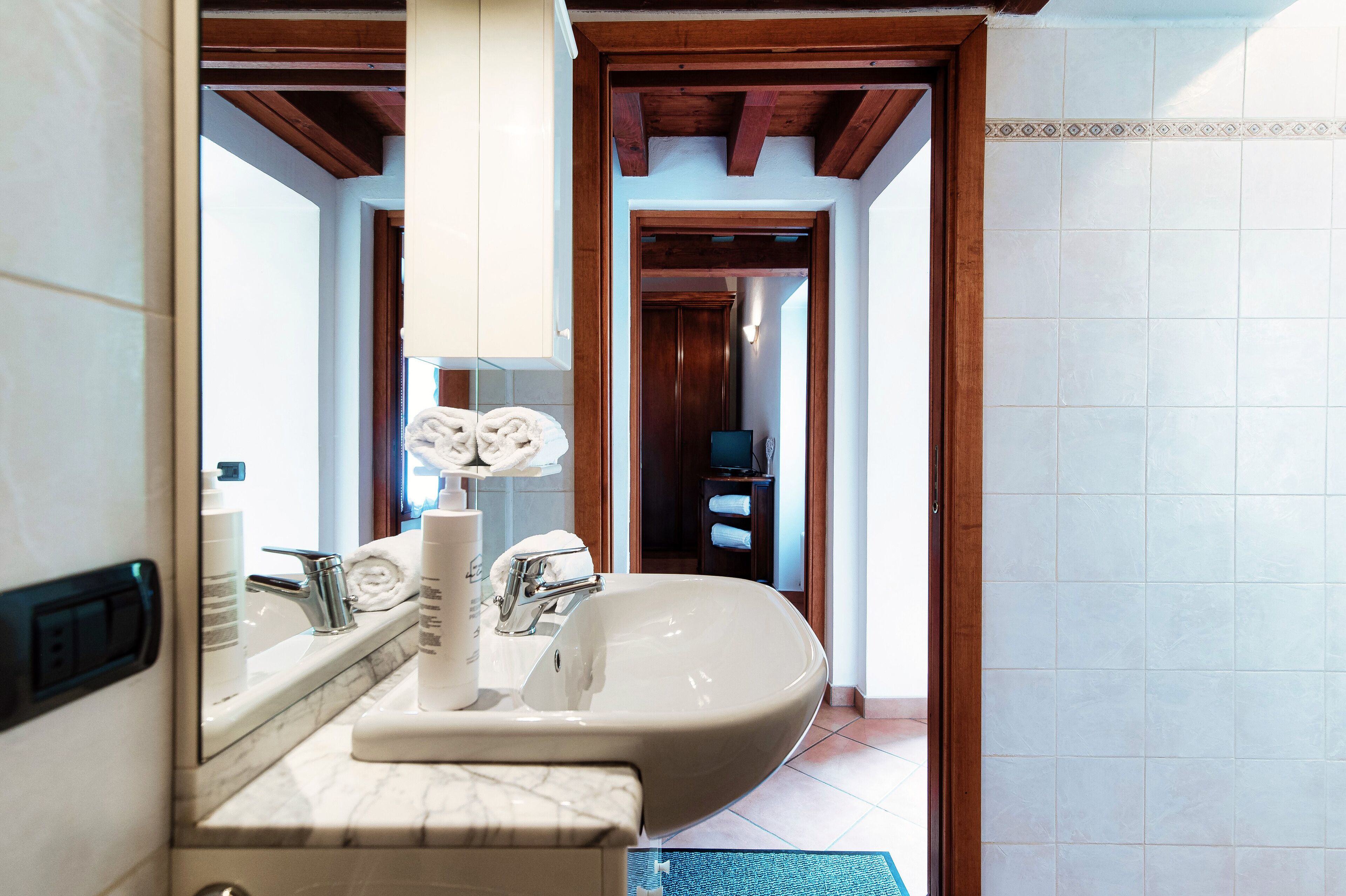 Ducha, artículos de tocador gratuitos, secador de pelo, bidet