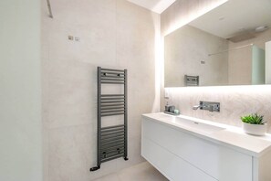 Dusche, Haartrockner, Handtücher, Seife