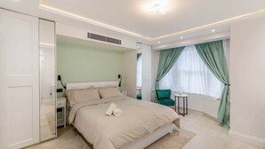 Una camera da letto moderna con un letto, un comodino e una sedia.