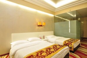 A hotel room with two beds, a large mirror, and a red carpet. - Shiwen Holiday Hotel (Yuxi)