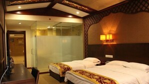 Quarto de hotel com duas camas, uma escrivaninha, divisória de vidro e teto de madeira.