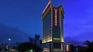 A high-rise hotel with a modern design, featuring multiple floors and a prominent entrance. - Vienna Classic Hotel(Westlake Honghua Lake Scenic Area Branch,Huizhou) (Huizhou)