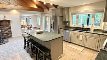 Jääkaappi, mikroaaltouuni, uuni, liesi