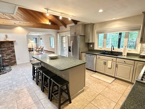 Renovated Large House Sleeps 21 [Tranquil Retreat]