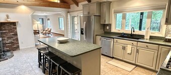 Renovated Large House Sleeps 21 [Tranquil Retreat]