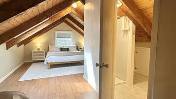 6 makuuhuonetta, työpöytä, silitysrauta/-lauta, vauvan matkasänky