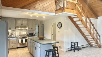 Jääkaappi, mikroaaltouuni, uuni, liesi