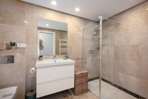 Een douche, handdoeken