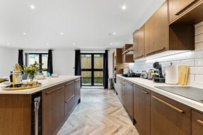 Fridge, microwave, oven, stovetop - Stunning Abode in Leeds - Games Room - Parking (Leeds)