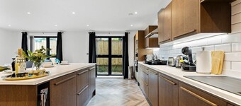 Stunning Abode in Leeds - Games Room - Parking