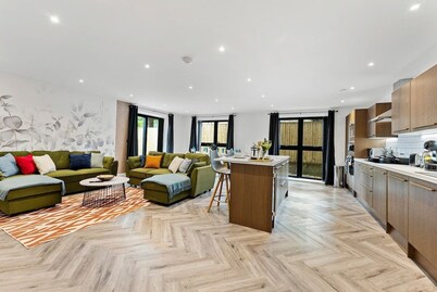 Stunning Abode in Leeds - Games Room - Parking