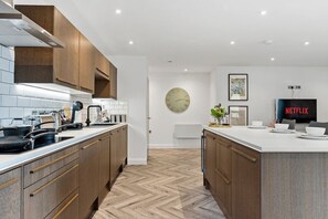 Fridge, microwave, oven, stovetop - Stunning Abode in Leeds - Games Room - Parking (Leeds)