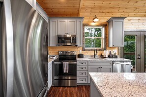 Geladeira, micro-ondas, fogão, cooktop