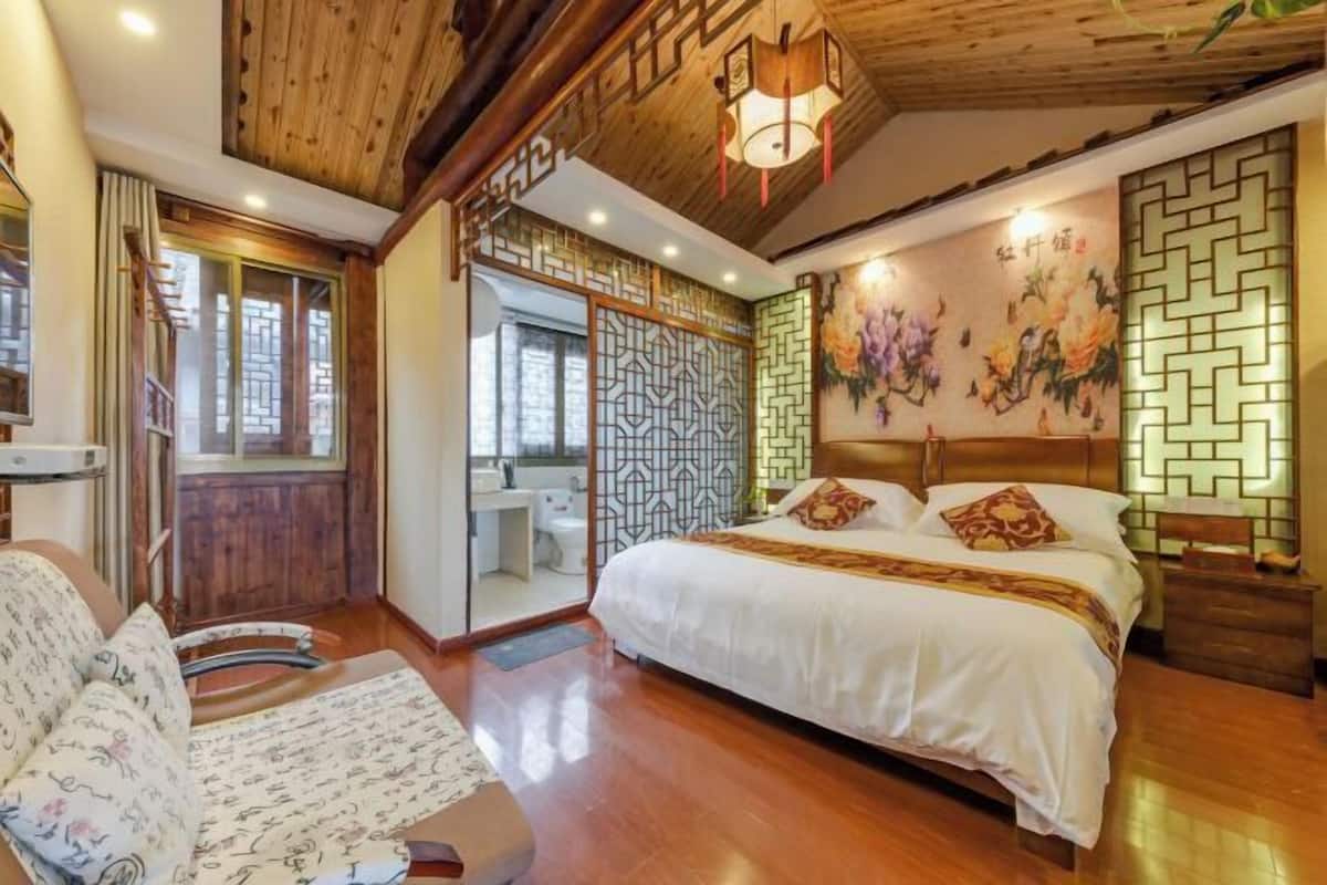 Quarto com cama, teto de madeira e parede decorativa.