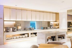 A modern kitchen with a central island, built-in cabinets, and a breakfast bar. - JI Hotel (Fuzhou Gushan Fuma Road) (Fuzhou)