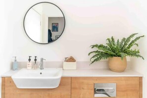 Bañera y ducha independientes, bañera profunda, toallas