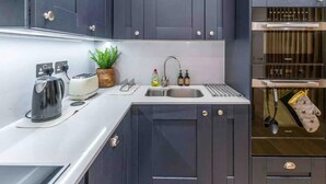 Nhà | Bếp riêng | Tủ lạnh, lò vi sóng, lò nướng, bếp nấu 