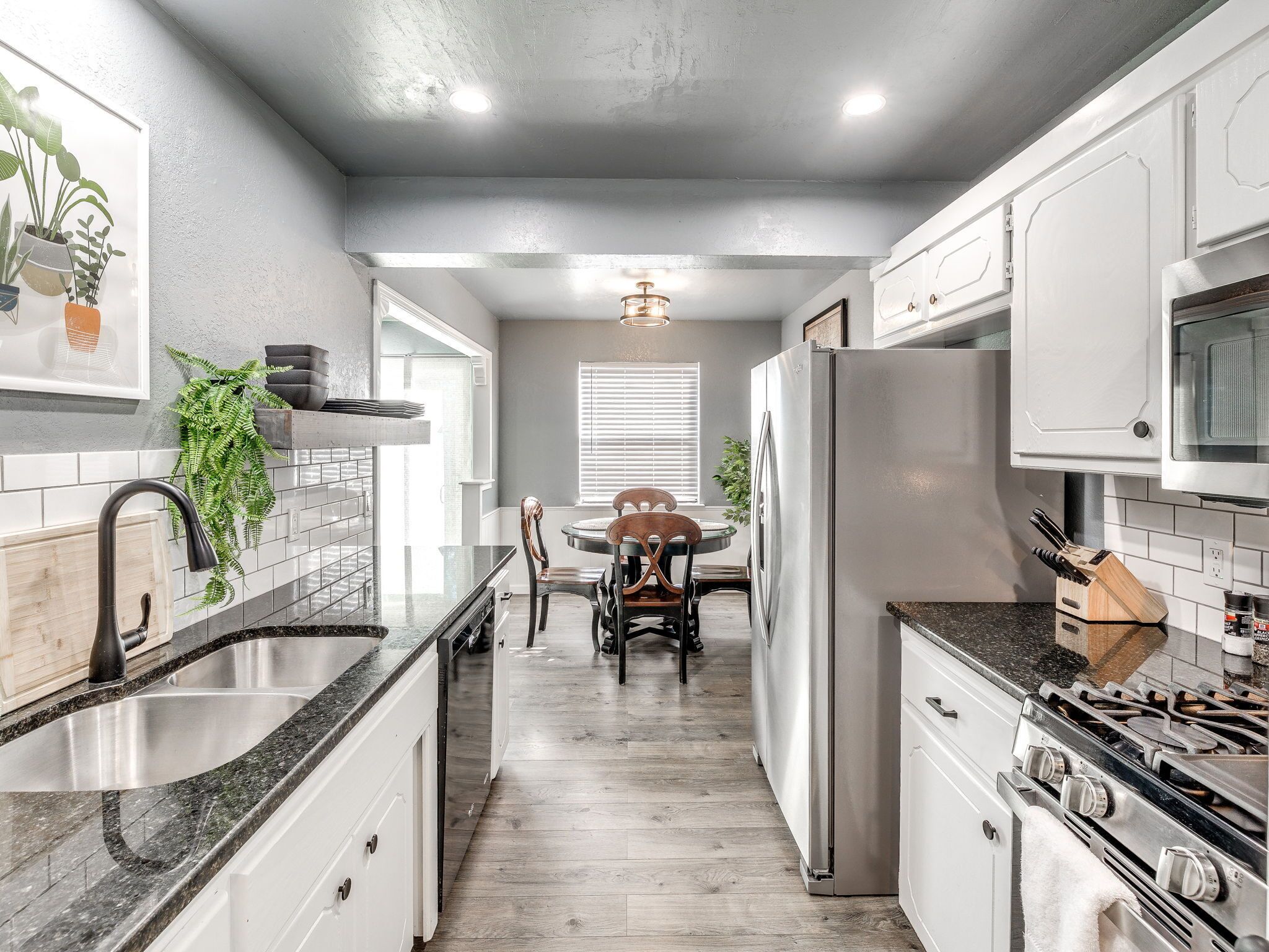 ハウス | 専用キッチン | 冷蔵庫、電子レンジ、オーブン、コンロ