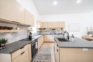 Refrigerador, microondas, lavavajillas, cafetera/tetera