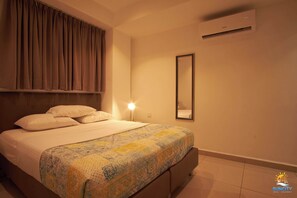 Apartamento, vista parcial para o oceano | Cofres nos quartos, escrivaninha, espaço de trabalho para notebook