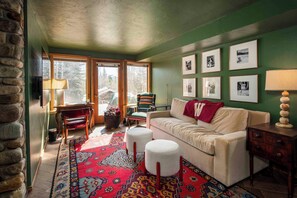 Smart-TV, Kamin, Arbeitsbereiche, Computerbildschirme