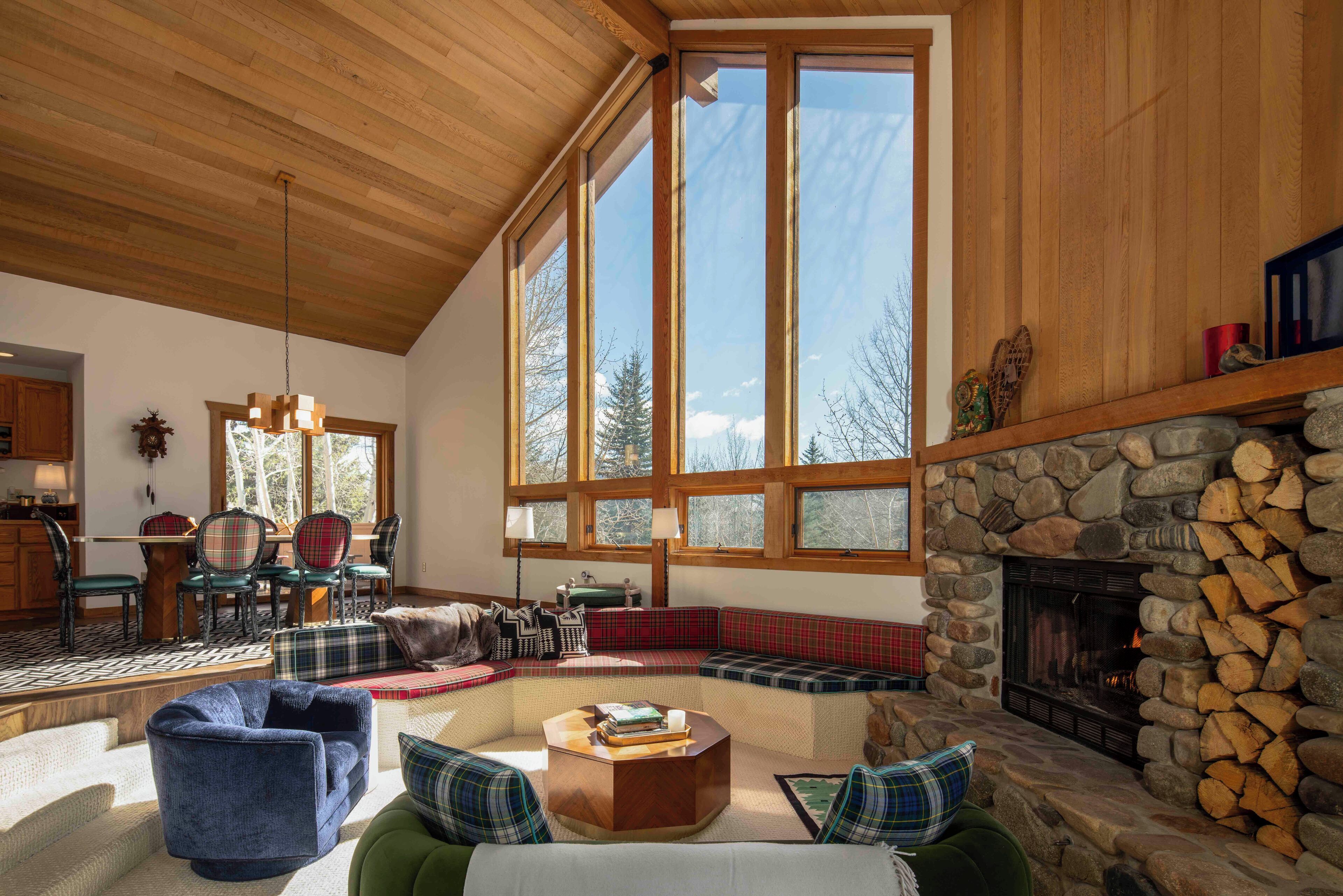 Smart TV, fireplace, offices, computer monitors